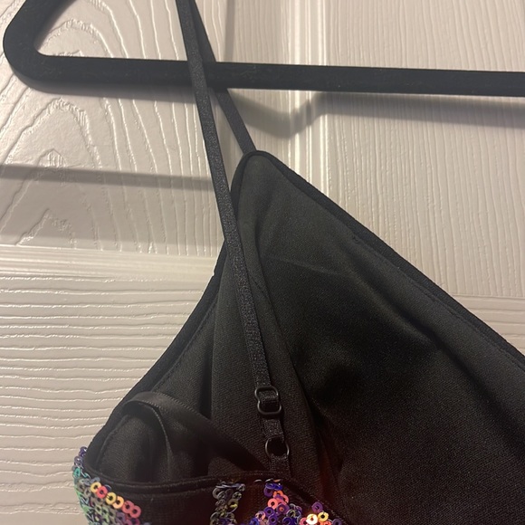 Prom dress size 1 but fit me and I’m a size 3 straps are adjustable!Fully padded - Picture 9 of 10